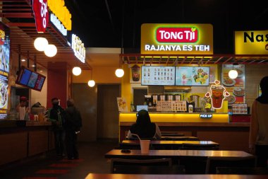 Tong Tjie 'nin standı alışveriş merkezinde işlenmiş çay ve atıştırmalık satıyor.