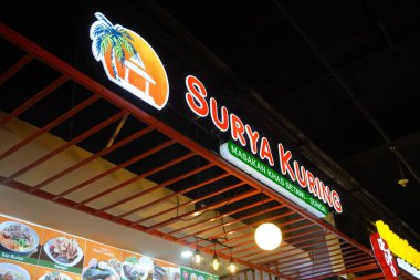 Booth, Endonezya 'da bir alışveriş merkezinde tipik bir Sundan yemeği satıyor.