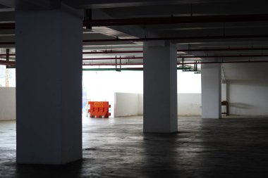 Turuncu şeritli karanlık ve sessiz bir otopark.