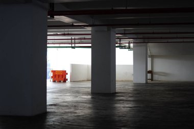 Turuncu şeritli karanlık ve sessiz bir otopark.