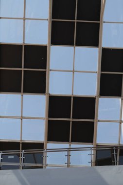 Bir binanın çatısının gün boyunca eşsiz bir şekli ve iyi ışıklandırması olan bir satranç deseni vardır.