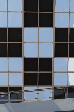 Bir binanın çatısının gün boyunca eşsiz bir şekli ve iyi ışıklandırması olan bir satranç deseni vardır.