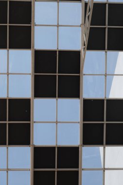 Bir binanın çatısının gün boyunca eşsiz bir şekli ve iyi ışıklandırması olan bir satranç deseni vardır.