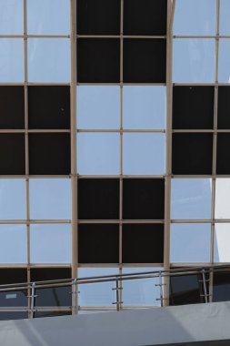 Bir binanın çatısının gün boyunca eşsiz bir şekli ve iyi ışıklandırması olan bir satranç deseni vardır.