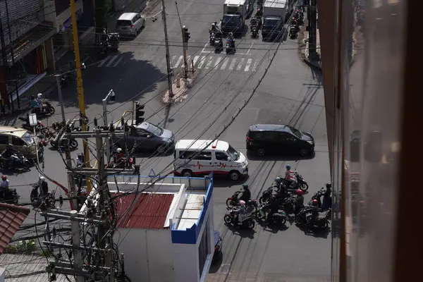 Endonezya 'daki şehir sokakları geçen araçlarla meşgul ve üst açıdan çekiliyor.