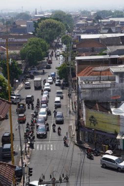 Endonezya 'daki şehir sokakları geçen araçlarla meşgul ve üst açıdan çekiliyor.