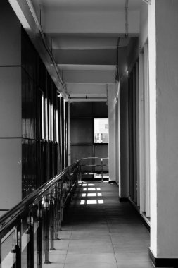 Balkonlu odalar ve aydınlatma delikleri arasında küçük bir koridor..