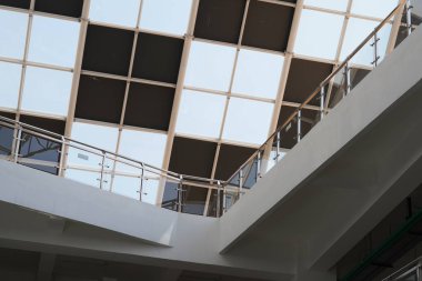 Bir binanın çatısının gün boyunca eşsiz bir şekli ve iyi ışıklandırması olan bir satranç deseni vardır.