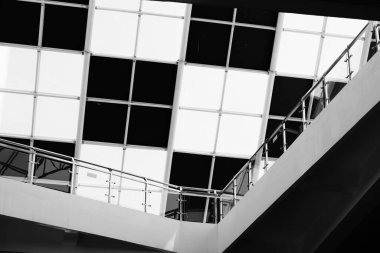 Bir binanın çatısının gün boyunca eşsiz bir şekli ve iyi ışıklandırması olan bir satranç deseni vardır.