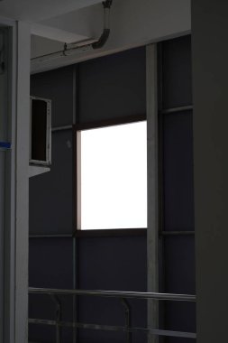 Açık hava klimasının yanındaki minimalist çok katlı binada bir kutu deliği.