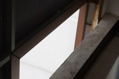 Işık ve hava girişi için çok katlı bir binada demir delikler