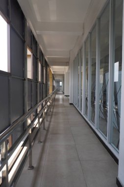 Balkonlu odalar ve aydınlatma delikleri arasında küçük bir koridor..