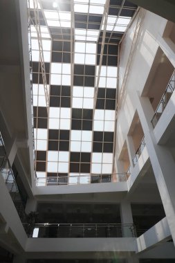 Bir binanın çatısının gün boyunca eşsiz bir şekli ve iyi ışıklandırması olan bir satranç deseni vardır.