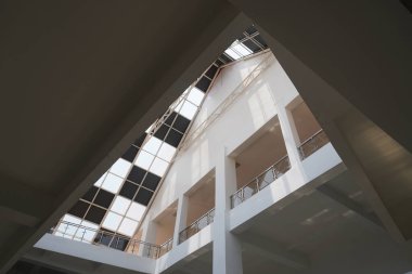 Bir binanın çatısının gün boyunca eşsiz bir şekli ve iyi ışıklandırması olan bir satranç deseni vardır.