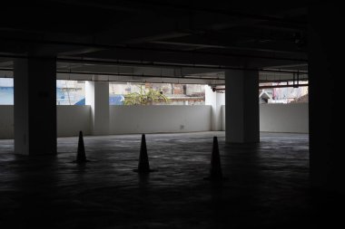 Turuncu şeritli karanlık ve sessiz bir otopark.