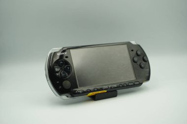 Playstation Portable (PSP) beyaz arkaplan ile siyah el bilgisayarı konsolu oyunu