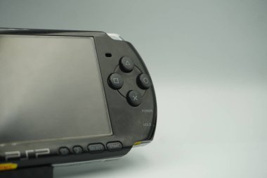 Playstation Taşınabilir (PSP) el bilgisayarı konsolunun eylem düğmeleri beyaz arkaplan ile siyahtır.