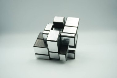 3x3 gümüş rubik ayna küpü oyuncağı. Beyaz arka planda çırpılmış.