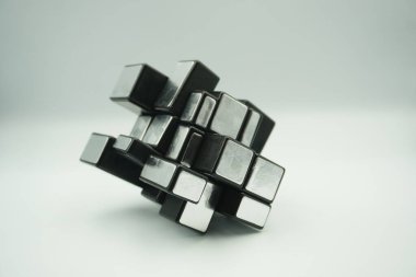 3x3 gümüş rubik ayna küpü oyuncağı. Beyaz arka planda çırpılmış.