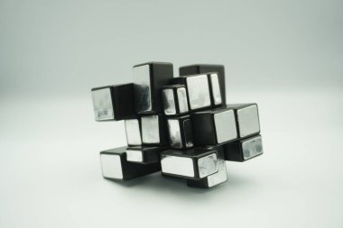 3x3 gümüş rubik ayna küpü oyuncağı. Beyaz arka planda çırpılmış.