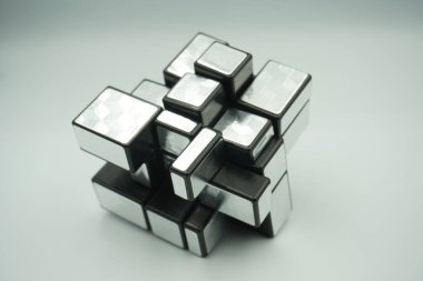 3x3 gümüş rubik ayna küpü oyuncağı. Beyaz arka planda çırpılmış.