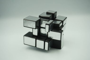 3x3 gümüş rubik ayna küpü oyuncağı. Beyaz arka planda çırpılmış.