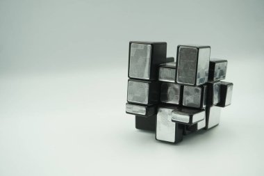 3x3 gümüş rubik ayna küpü oyuncağı. Beyaz arka planda çırpılmış.