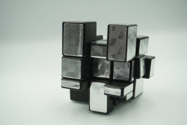 3x3 gümüş rubik ayna küpü oyuncağı. Beyaz arka planda çırpılmış.