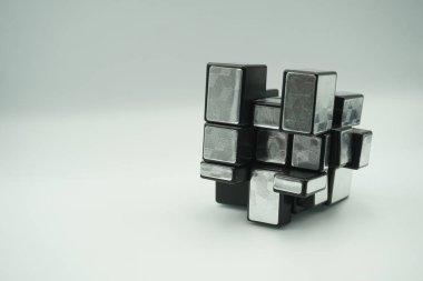 3x3 gümüş rubik ayna küpü oyuncağı. Beyaz arka planda çırpılmış.