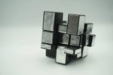 3x3 gümüş rubik ayna küpü oyuncağı. Beyaz arka planda çırpılmış.