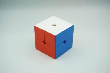 Şifrelenmemiş 2x2 Rubik oyuncağı beyaz arka planda