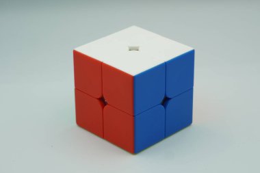 Şifrelenmemiş 2x2 Rubik oyuncağı beyaz arka planda