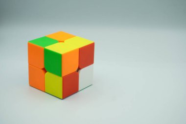 Çırpılmış 2x2 Rubik küp ve beyaz arkaplan
