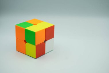 Çırpılmış 2x2 Rubik küp ve beyaz arkaplan