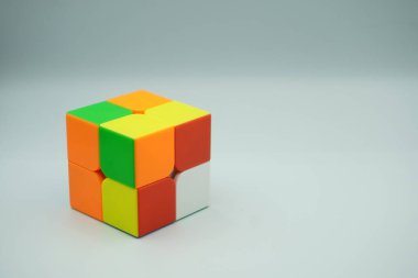 Çırpılmış 2x2 Rubik küp ve beyaz arkaplan
