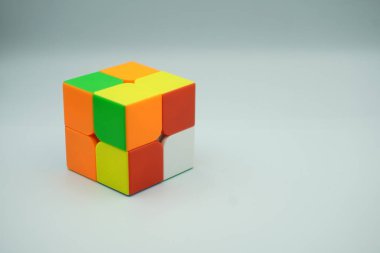 Çırpılmış 2x2 Rubik küp ve beyaz arkaplan