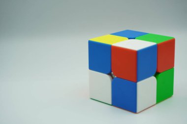 Çırpılmış 2x2 Rubik küp ve beyaz arkaplan