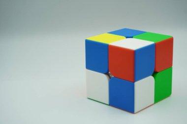 Çırpılmış 2x2 Rubik küp ve beyaz arkaplan