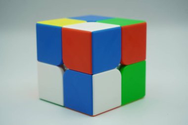 Çırpılmış 2x2 Rubik küp ve beyaz arkaplan