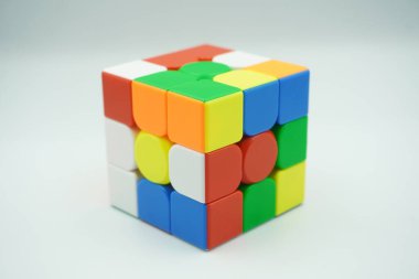 Rastgele 3x3 Rubik 'in Rubik' i beyaz arka planda