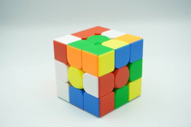 Rastgele 3x3 Rubik 'in Rubik' i beyaz arka planda