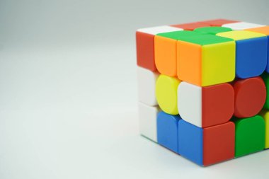 Rastgele 3x3 Rubik 'in Rubik' i beyaz arka planda