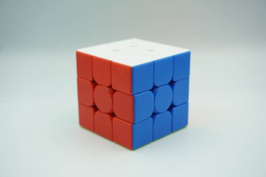 Şifrelenmemiş 3x3 Rubik küpü beyaz arkaplanda