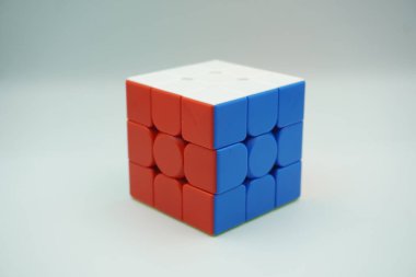 Şifrelenmemiş 3x3 Rubik küpü beyaz arkaplanda