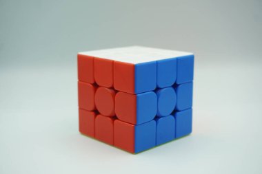 Şifrelenmemiş 3x3 Rubik küpü beyaz arkaplanda