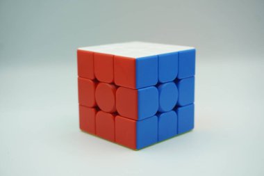 Şifrelenmemiş 3x3 Rubik küpü beyaz arkaplanda