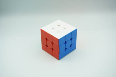 Şifrelenmemiş 3x3 Rubik küpü beyaz arkaplanda