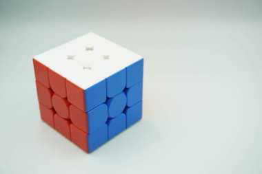 Şifrelenmemiş 3x3 Rubik küpü beyaz arkaplanda