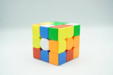 Rastgele 3x3 Rubik 'in Rubik' i beyaz arka planda