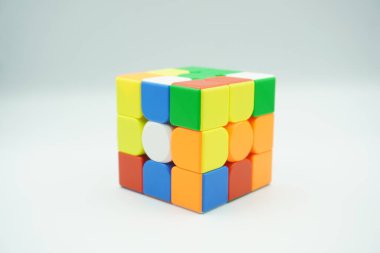 Rastgele 3x3 Rubik 'in Rubik' i beyaz arka planda